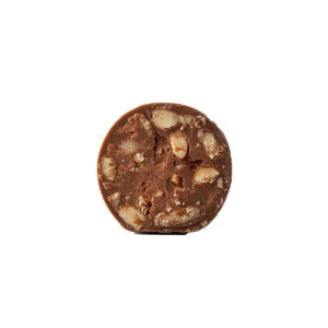 Fyldt mælke chokoladekugle med hasselnød